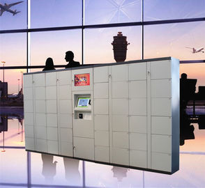 Ντουλάπι αποσκευών σταθμών τρένου αερολιμένων με την οθόνη πληρωμής με πιστωτική κάρτα και διαφήμισης